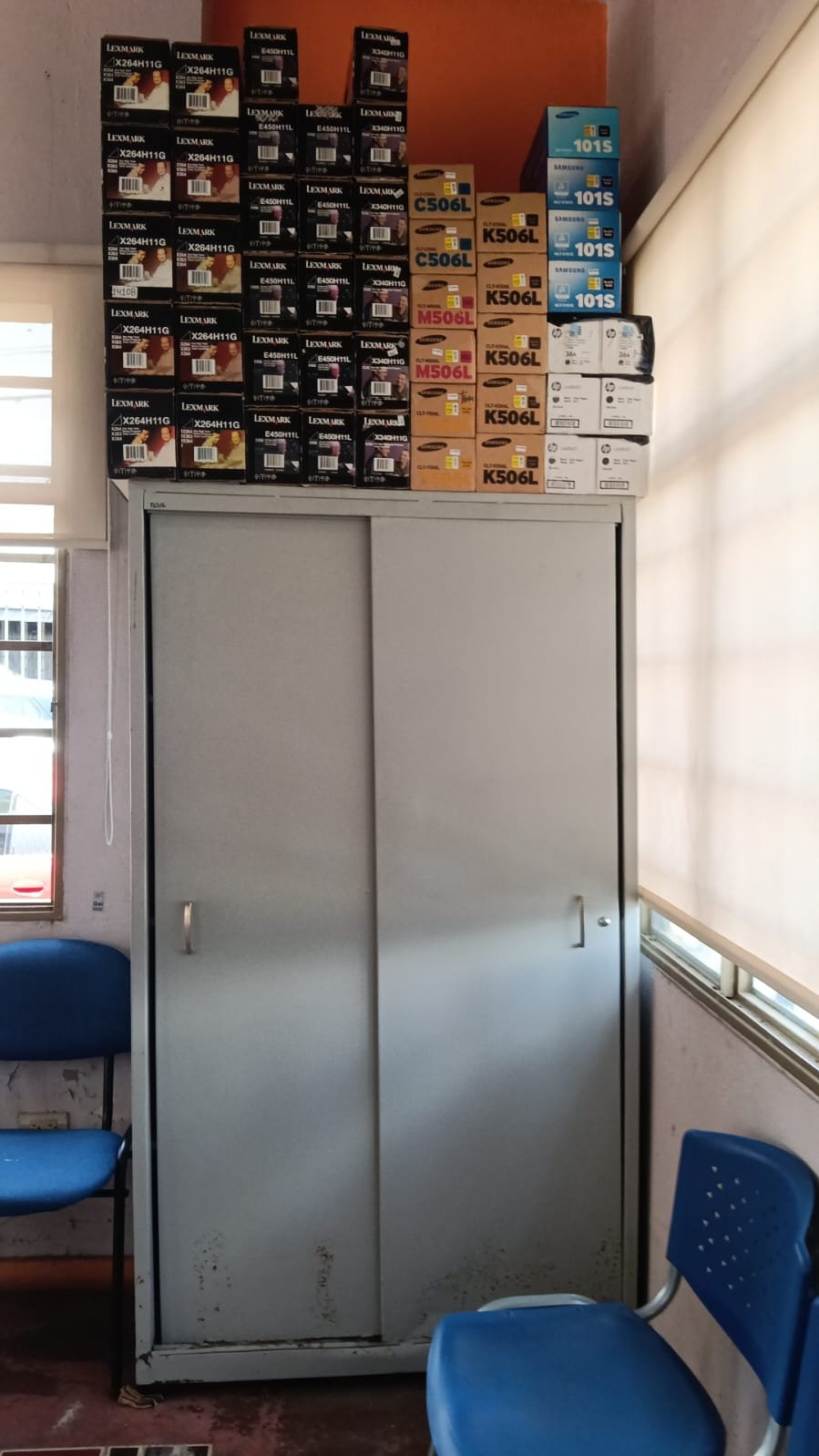 ARCHIVADOR METALICO CON PUERTAS CORREDIZAS No: 2