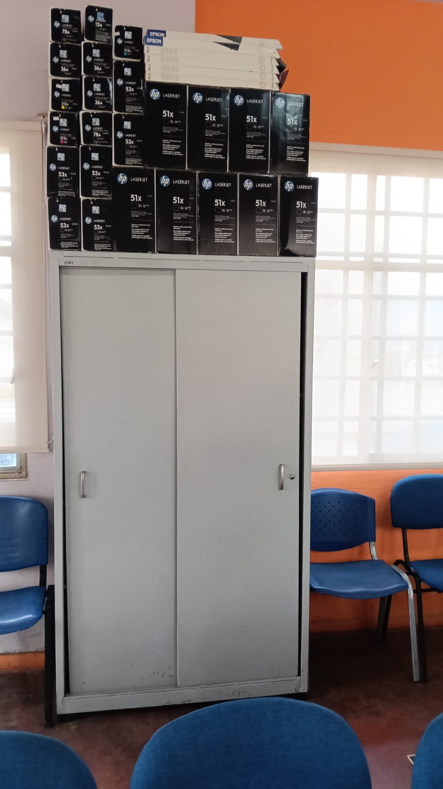 ARCHIVADOR METALICO CON PUERTAS CORREDIZAS No: 3
