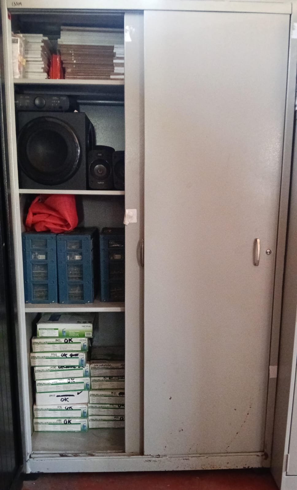 ARCHIVADOR METALICO CON PUERTAS CORREDIZAS No: 1